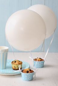 Balões com muffins.